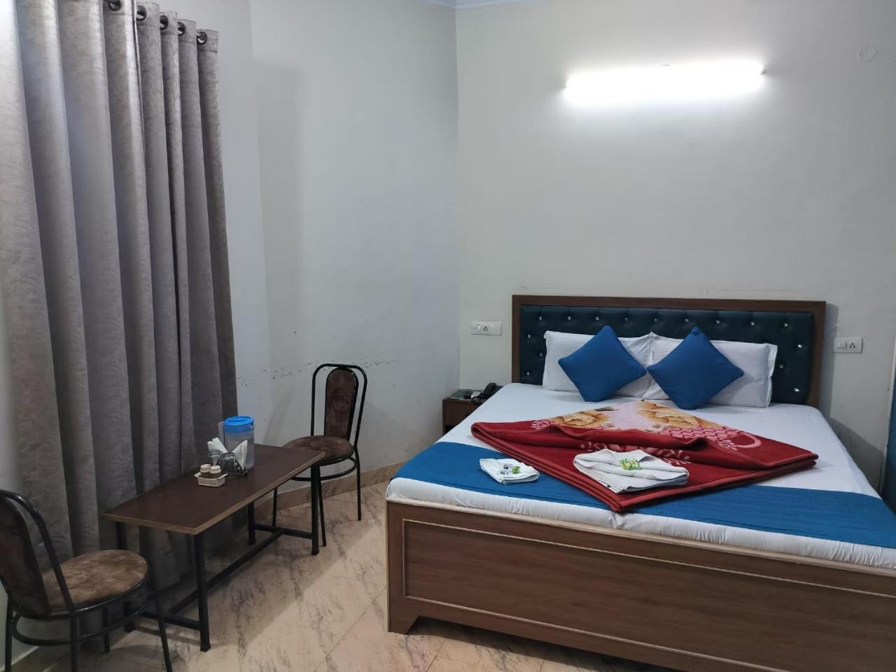 Hotel Holiday Inn Paradise Csandígarh Kültér fotó