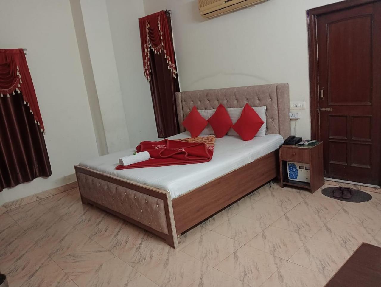 Hotel Holiday Inn Paradise Csandígarh Kültér fotó