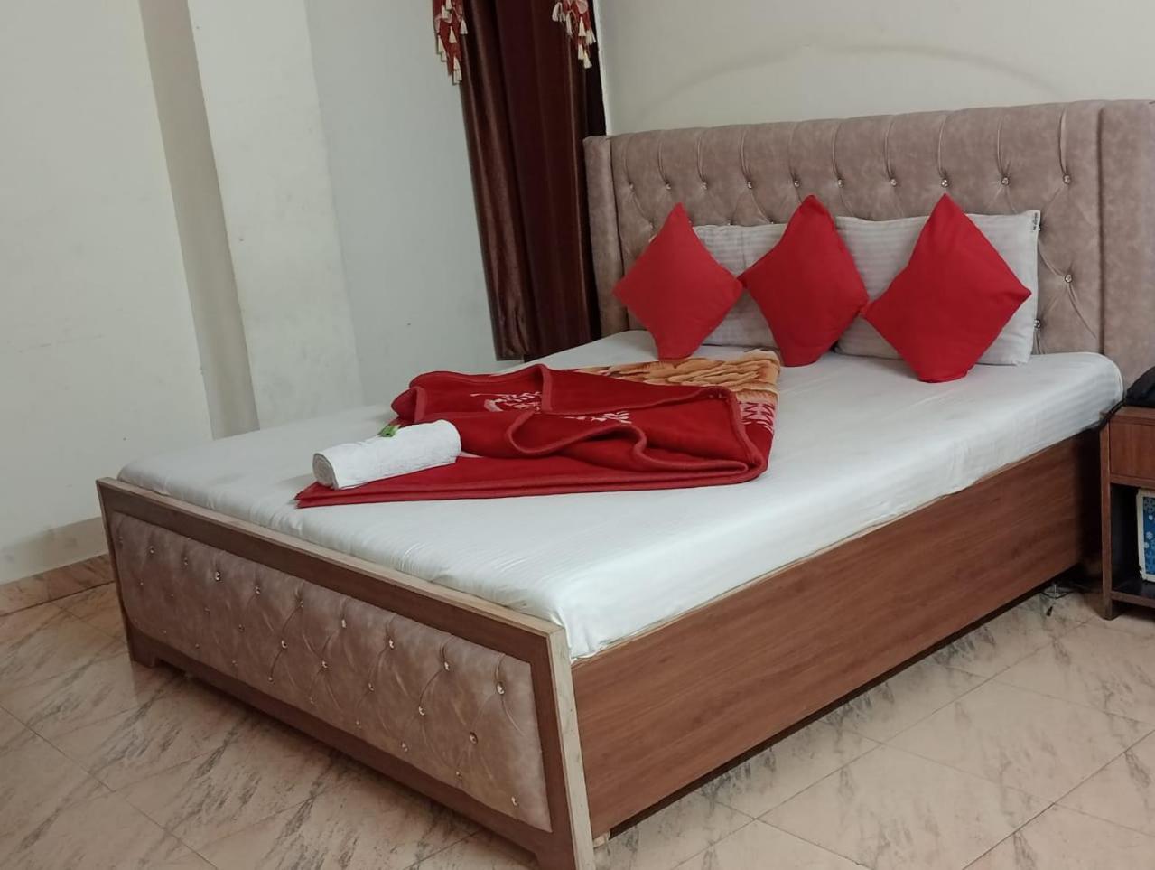 Hotel Holiday Inn Paradise Csandígarh Kültér fotó