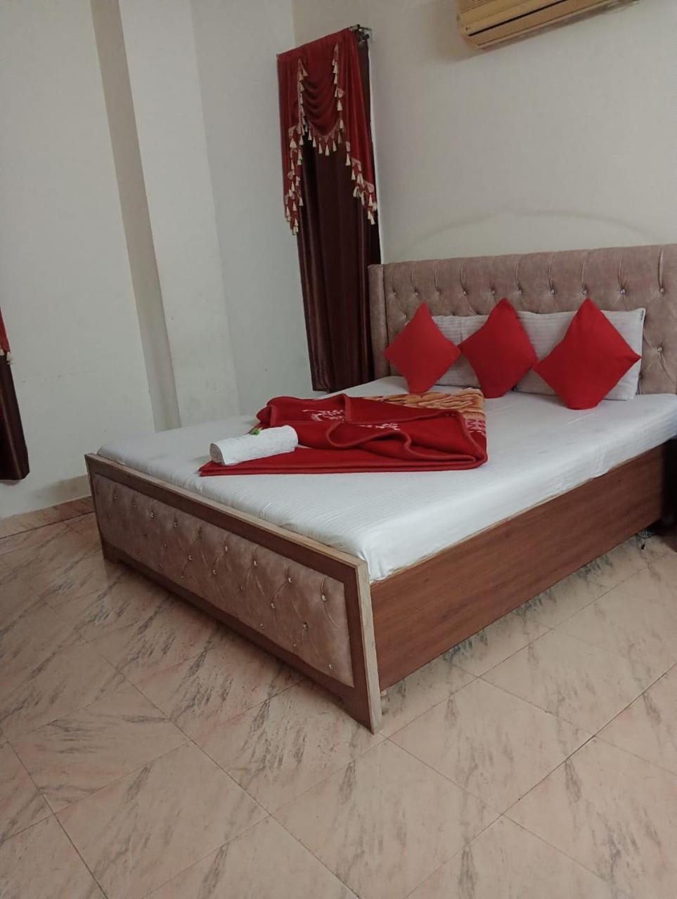 Hotel Holiday Inn Paradise Csandígarh Kültér fotó